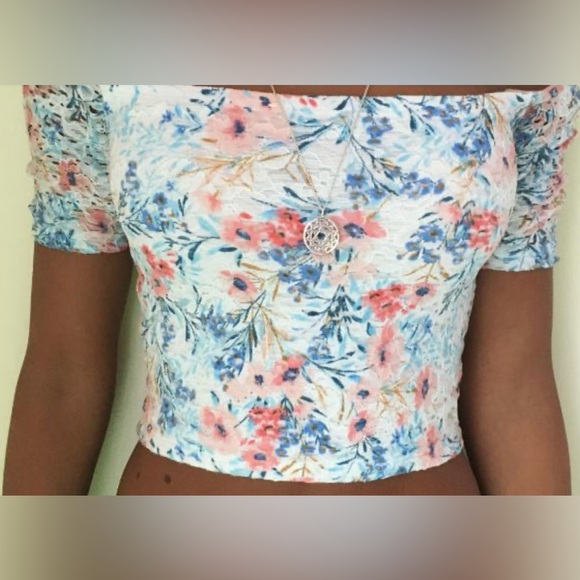 Hollister Floral crop top - Picture 1 of 3